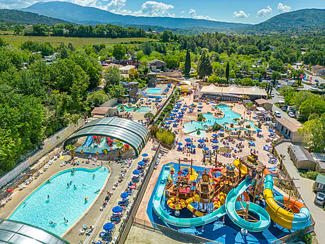 Vue aérienne du grand parc aquatique avec toboggans au camping CAPFUN Carpe Diem à VAISON LA ROMAINE (84). Vue aérienne du grand parc aquatique avec toboggans au camping CAPFUN Carpe Diem à VAISON LA ROMAINE (84).