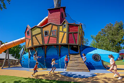 Grande aire de jeux colorée avec toboggan et enfants au camping CAPFUN Cenic à PENESTIN (56). Grande aire de jeux colorée avec toboggan et enfants au camping CAPFUN Cenic à PENESTIN (56).