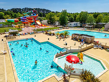Toboggans géants et piscines extérieures animées au camping CAPFUN Cenic à PENESTIN (56). Toboggans géants et piscines extérieures animées au camping CAPFUN Cenic à PENESTIN (56).