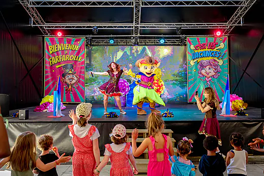 Spectacle d'animation avec mascotte et enfants au camping CAPFUN Cenic à PENESTIN (56). Spectacle d'animation avec mascotte et enfants au camping CAPFUN Cenic à PENESTIN (56).