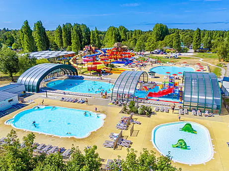 Parc aquatique avec piscines et toboggans au camping CAPFUN Dune Fleurie à Quend Plage (80). Parc aquatique avec piscines et toboggans au camping CAPFUN Dune Fleurie à Quend Plage (80).