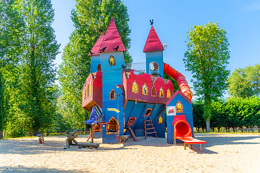 Grande aire de jeux château avec toboggan au camping CAPFUN Dune Fleurie à Quend Plage (80). Grande aire de jeux château avec toboggan au camping CAPFUN Dune Fleurie à Quend Plage (80).
