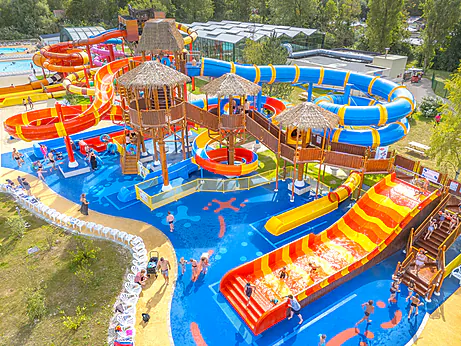 Toboggans aquatiques et jeux d'eau au camping CAPFUN Dune Fleurie à Quend Plage (80). Toboggans aquatiques et jeux d'eau au camping CAPFUN Dune Fleurie à Quend Plage (80).