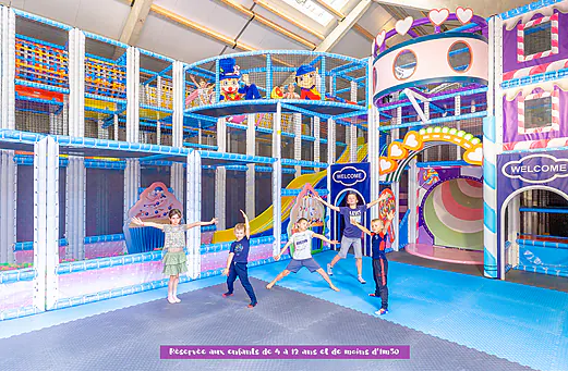 Aire de jeux intérieure géante pour enfants au camping CAPFUN Dune Fleurie à Quend Plage (80). Aire de jeux intérieure géante pour enfants au camping CAPFUN Dune Fleurie à Quend Plage (80).
