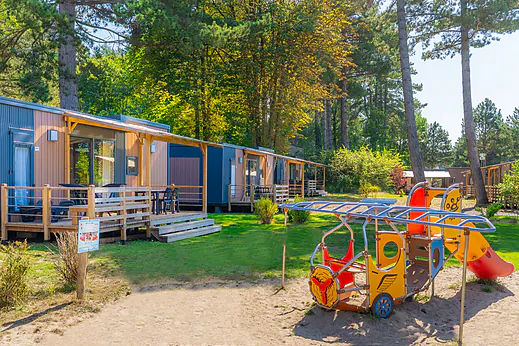 Mobil-homes et aire de jeux CAPFUN Dune Fleurie à Quend Plage (80). Mobil-homes et aire de jeux CAPFUN Dune Fleurie à Quend Plage (80).
