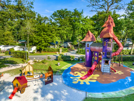 Aire de jeux géante avec toboggans et structures ludiques au camping CAPFUN Grenouillère à Suèvres (41). Aire de jeux géante avec toboggans et structures ludiques au camping CAPFUN Grenouillère à Suèvres (41).