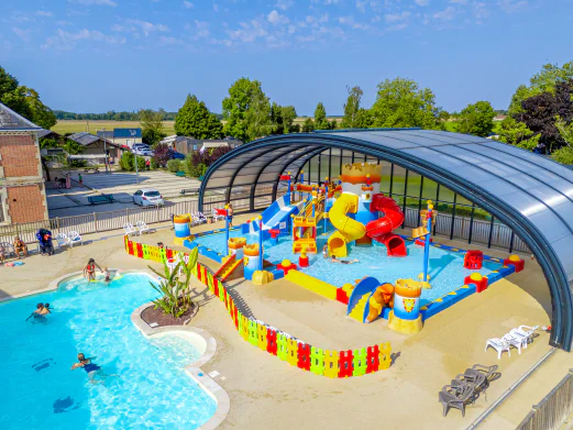 Grande piscine extérieure et jeux aquatiques couverts au camping CAPFUN Grenouillère à Suèvres (41). Grande piscine extérieure et jeux aquatiques couverts au camping CAPFUN Grenouillère à Suèvres (41).