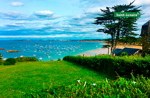Plage et port de plaisance de Saint-Lunaire, ville à visiter en Bretagne. Plage et port de plaisance de Saint-Lunaire, ville à visiter en Bretagne.