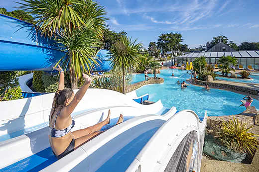 Toboggan aquatique et piscine extérieure au camping CLICOCHIC Longchamp à Saint Lunaire (35). Toboggan aquatique et piscine extérieure au camping CLICOCHIC Longchamp à Saint Lunaire (35).